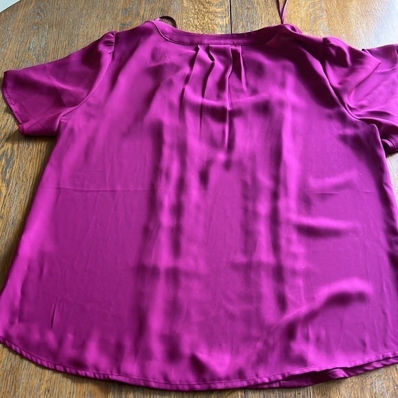 Liz Claiborne size M top plum color lightweight fabric front pleats short sleeve - Picture 11 of 11